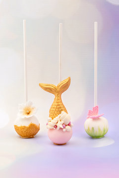 Zauberhafte Cakepops aus Fondant, Schokolade und Canymelts mit langem Stiel zum Thema Maritim, Fr&uuml;hling und Glamour. Meerjungfrau Blumen Schmetterling