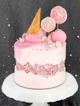 Faultline Drip Cake Buttercreme Torte Kuchen mit pinken Zuckerstreusel Eis Lollipops Kugeln