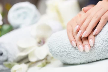 Poster Nagels manicure met vijl. Vrouw mooie nagelverzorging. na het vullen. © Milan