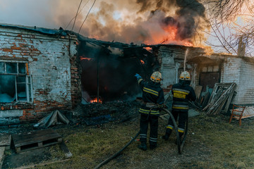 пожарники тушат пожар,  firefighters extinguish a fire