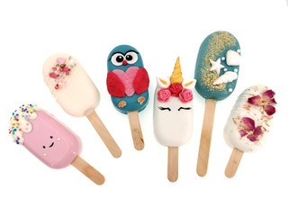 Essbare Cakesicles am Stiel Einhorn Schaf Maritim Liebe Lustig Blütenblätter mit Candy Melts...