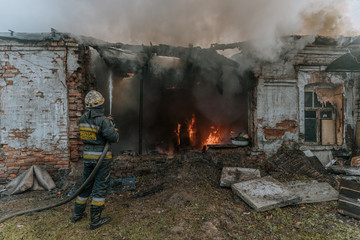пожарники тушат пожар,  firefighters extinguish a fire