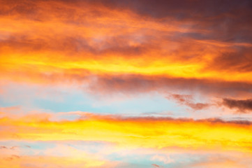 Obraz premium Red and yellow clouds in the sunset sky