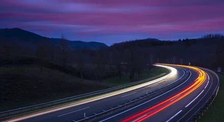 Selbstklebende Fototapete Lila Autolichter auf der Autobahn bei Nacht, Gipuzkoa