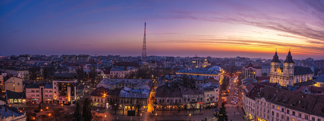 Obraz premium Zimowy zachód słońca nad europejskim miastem