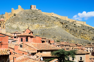 Albarracín, Teruel, vista de la población, con las típicas casas rojas y murallas