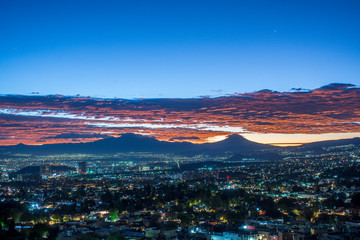 Volcanes y ciudad iluminada