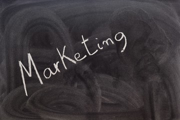 La palabra marketing escrita con una tiza en la pizarra