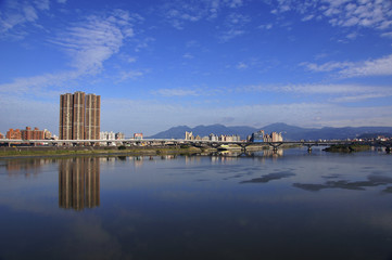 Obraz premium Malownicze ujęcie miasta powiatowego rzeki Dahan Tamsui