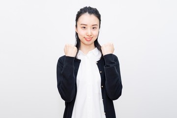 ガッツポーズをする女性