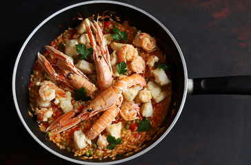 Concetto di cibo spagnolo. Paella di pesce, cibo tradizionale e tipico in Spagna con verdure fritte, riso e frutti di mare. Vista dall'alto.