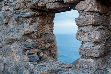 ventana hacia el mar de piedras