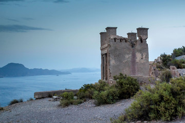Fototapeta na wymiar castillo en la orilla del mar