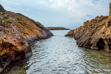 Fototapeta na wymiar acantilado orilla del mar en Isla Plana