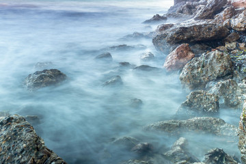 piedras en la orilla del mar larga exposición