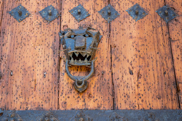 adornos de acero en puerta de madera antigua