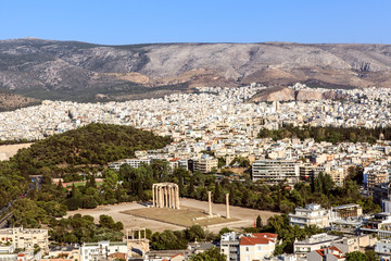Fototapeta premium A panoramic view of the city of Athens around the Temple of Zeus.