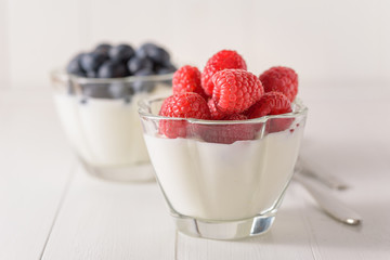 Griechischer Joghurt mit Beeren