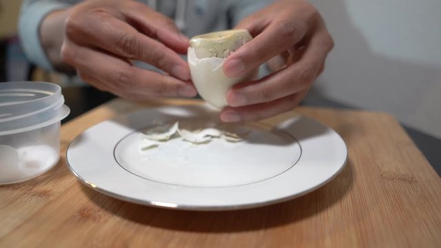 removing the shell off the balut duck egg
