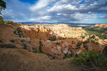 hiking the rim trail in bryce canyon national park, utah, usa
