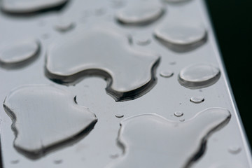 macro fotografía de gotas de agua sobre acero inoxidable