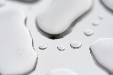 macro fotografía de gotas de agua sobre acero inoxidable