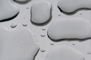 macro fotografía de gotas de agua sobre acero inoxidable