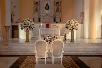 Altar de una iglesia antes del matrimonio