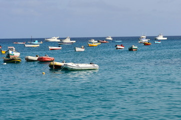 Obraz premium Boats, yachts and fishing boats on a blue sea moored at a seashore