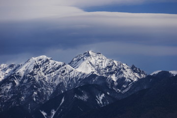 Fototapeta na wymiar 入笠山から　冬の八ヶ岳連峰　赤岳と阿弥陀岳
