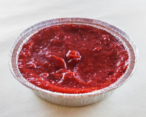 round aluminum tin with fruit topping