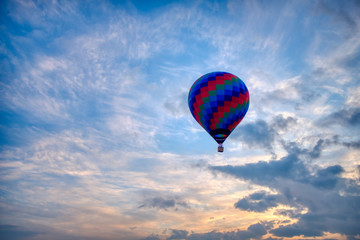 Globo aerostático volando al amanecer