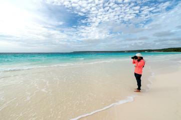 ニューカレドニア ロイヤルティ諸島　リフー島　シャンパーニュビーチの女性写真家