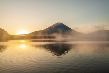 Fototapeta premium 本栖湖から夜明けの富士山