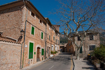 Straße mit schönen alten Steinhäusern in Formalutx, Mallorca