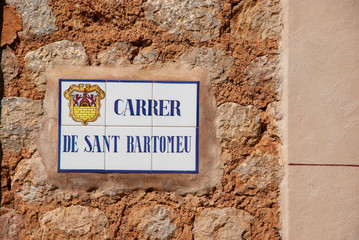 Traditionell spanisches Straßenschild aus Fliesen der 