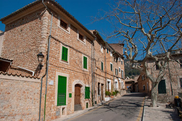 Fototapeta na wymiar Straße mit schönen alten Steinhäusern in Formalutx, Mallorca
