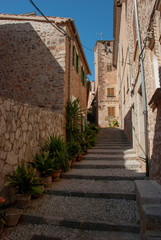 Alte enge Gasse mit Steinhäusern und Treppen in Fornalutx, Mallorca