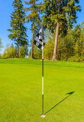 Obraz premium Golf flag at the beautiful golf course.