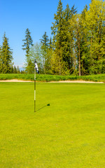 Obraz premium Golf flag at the beautiful golf course.