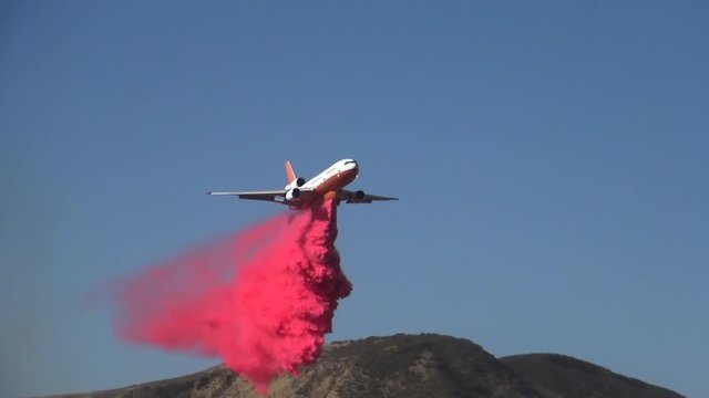 DC-10 drops water on the "Maria Fire" in Ventura