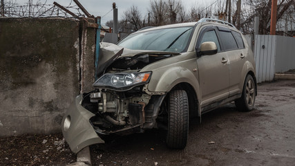 the car drove into the biton wall, машина вьехала битонную стену