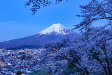 夜明けの富士山と街明かり、山梨県富士吉田市孝徳公園にて
