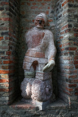 Berühmte Statue an der alten Stadtmauer von Augsburg, "Der steinerne Mann"
