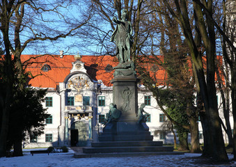 Fototapeta na wymiar Regierung von Schwaben mit einem Denkmal im Park im Winter