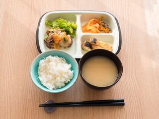 老人・シニアが食べるワンプレート介護食【介護用弁当】