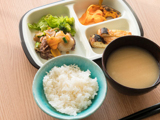 老人・シニアが食べるワンプレート介護食【介護用弁当】