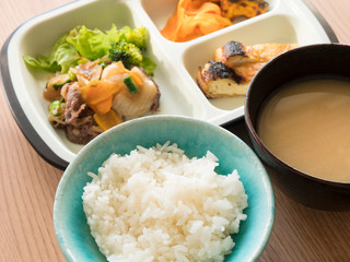 老人・シニアが食べるワンプレート介護食【介護用弁当】食事シーン