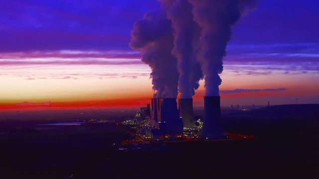 Kraftwerk in Abendd&auml;mmerung mit gewaltiger Rauchs&auml;ule 02