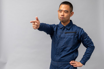 ツナギ姿の男性